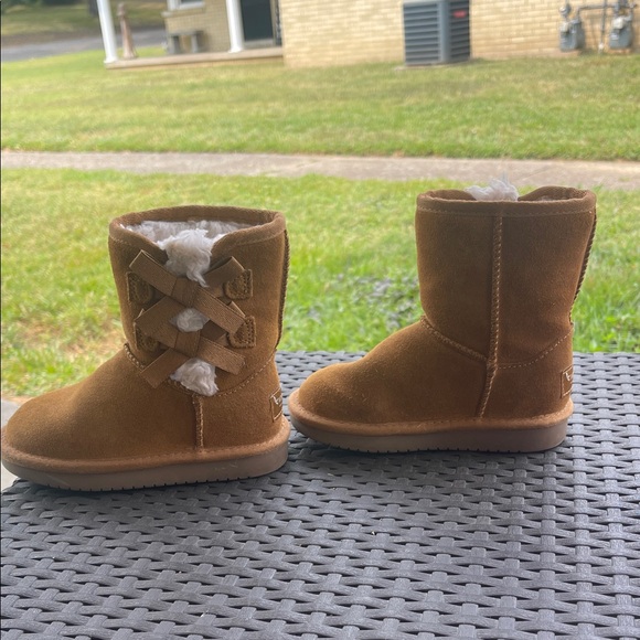 Koolaburra Tan Kids Boots with White Lining - Picture 3 of 4